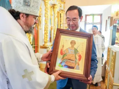 Айсен Николаев передал Якутской епархии икону Великомученика Димитрия Солунского