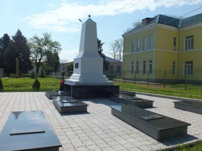 Братская могила красных партизан, погибших в годы гражданской войны, и воинов Советской Армии, погибших в 1941 - 1945 гг.