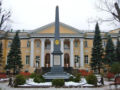 Обелиск в память учредителей Лазаревского института