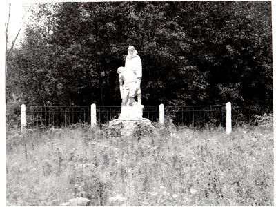 Братская могила советских воинов, погибших в боях с фашистами