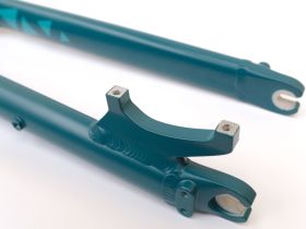 Жесткая алюминиевая вилка Format 5221 1-1/8-1.5 28" (бирюзовый 223 мм эксцентрик 9 мм шток 1 1/8"-1.5" (28.6 мм - 38.1 мм), алюминий для дисковых тормозов)