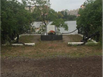 Памятный знак на месте бывшей стоянки эсминца "Строгий"