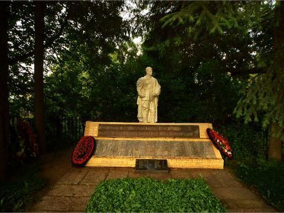 Братская могила советских воинов