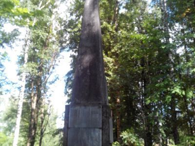 Братская могила советских воинов, погибших в 1941-1943 гг. в боях с немецко-фашистскими захватчиками. Установлен обелиск