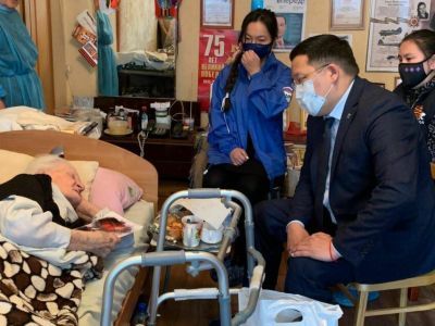 ЕР зажгла огни у мемориала «Жертвам фашизма» в Мариуполе