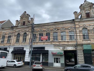 Дом жилой с торговыми помещениями на первом этаже