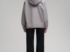 Ветровка с водоотталкивающим эффектом