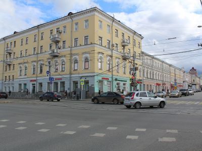 Здание, где в 1876 г. был открыт первый в крае книжный магазин О.П.Петровской