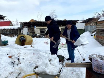 В Якутске семье участника СВО помогли убрать снег со двора частного дома