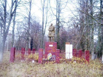 Братская могила воинов Советской Армии, погибших в марте 1943 года. Захоронено 154 человека, установлено фамилий на 103 человека. Скульптура установлена в 1968 году