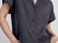 Блузка с коротким рукавом и v-образным вырезом