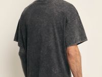 Футболка свободного силуэта с v-образным вырезом