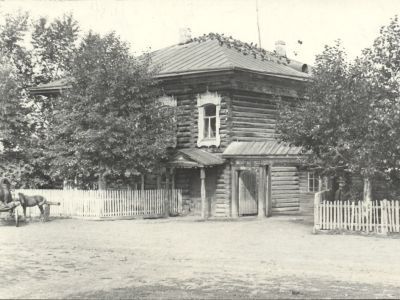 Двухэтажный деревянный дом конца XIX века, ныне сельская больница