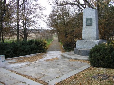 Братская могила мирных жителей - жертв фашистского террора  (противотанковый ров – место массовых казней)