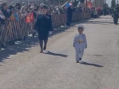 Видеофакт: маленький адмирал на параде Победы