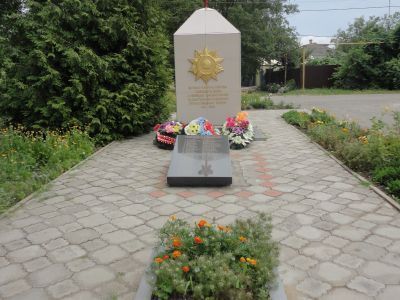 Братская могила советских воинов, погибших в боях с фашистскими захватчиками