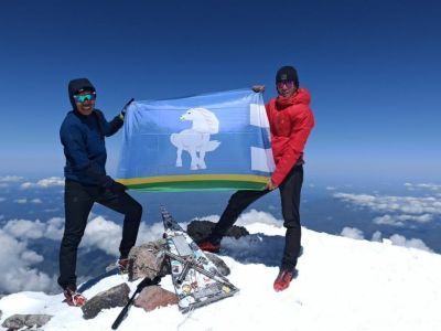 На вершину Эльбруса водрузили флаг Усть-Алданского района Якутии