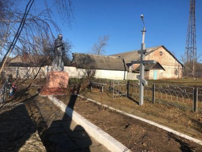 Братская могила воинов Советской Армии, погибших в феврале 1943 года. Захоронено 119 человек, установлено фамилий на 6 человек. Скульптура установлена в 1963 году