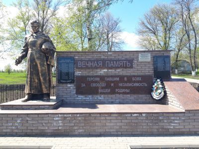 Братская могила советских воинов, погибших в боях с фашистскими захватчиками. Захоронено 95 человек, имена установлены. Скульптура советского воина