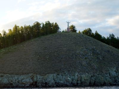 Обелиск на горе Туой Хайа, затопленной Вилюйским морем
