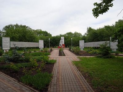 Братская могила советских воинов, погибших в боях с фашистскими захватчиками в 1943 году. Захоронено 122 человека, имена 85 человек установлены. Скульптура советского воина.