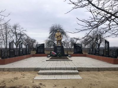 Братская могила воинов Советской Армии, погибших в феврале 1943 г. Захоронено и установлено фамилий на 249 человек. Скульптура установлена в 1963 году