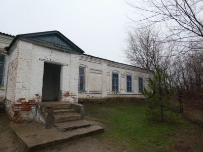 Здание сельского начального училища, в котором с 1890 по 1892 гг. учился художник М.Б. Греков