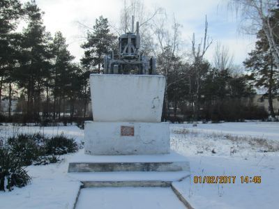 Трактор "Универсал", установленный в честь трудовой славы земледельцев