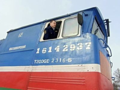 В России впервые отмечается День машиниста: сотрудники ЖДЯ о трудностях профессии