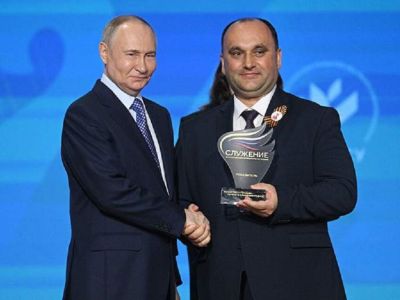Путин в наццентре «Россия» наградил победителя премии «Служение»