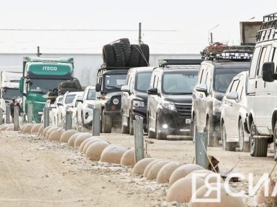 На паромной переправе Якутск — Нижний Бестях наблюдается скопление автомобилей