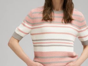 Легкий джемпер с принтом в полоску