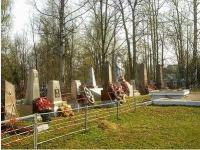 Воинское захоронение. Здесь похоронены полковник медицинской службы Роженков, погибший в 1943 году, капитан медицинской службы Груздев В.С., погибший в 1943 году