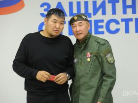 Якутянам вручили нагрудные знаки союза добровольцев Донбасса