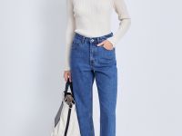 Джемпер приталенного силуэта с округлым вырезом