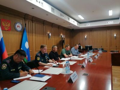 111 тонн воды сбросили с вертолетов в Среднеколымском районе Якутии