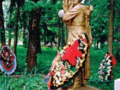 Братская могила советских воинов