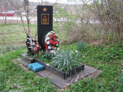 Братская могила 9 советских воинов, погибших в боях с фашистскими захватчиками