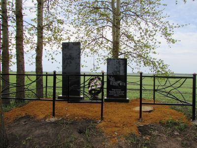 Братская могила советских воинов, погибших в боях с фашистскими захватчиками