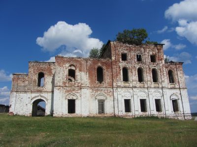 Здание бывшей каменной церкви в с. Глотово Удорского района