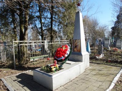 Братская могила советских воинов, погибших в боях с фашистскими захватчиками