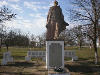 Братская могила советских воинов