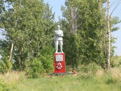 Братская могила советских воинов, погибших в боях с фашистскими захватчиками