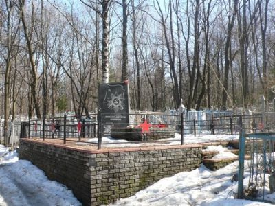 Мемориал на 17 захоронений воинов, умерших от ран в эвакогоспиталях, со стелой "Вечная память"