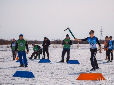 Участники чемпионата России по северному многоборью соревнуются в метании топора