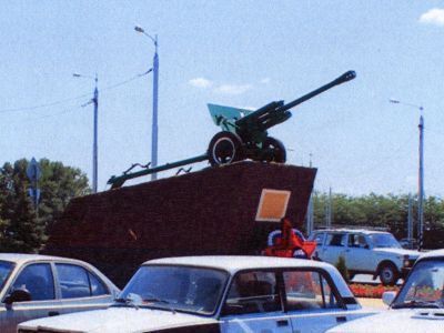 76-мм дивизионная пушка (ЗИС-3), установленная в честь красноармейцев и командиров тимашевских революционных отрядов