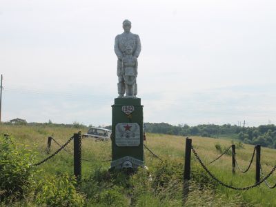 Братская могила советских воинов, погибших в боях с фашистскими захватчиками
