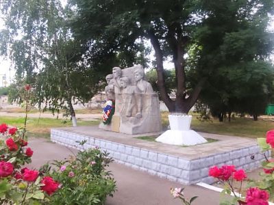 Памятник пионерам-братьям Вичиркиным и Мельниковым