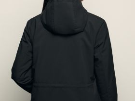 Ветровка с капюшоном и застежками по бокам