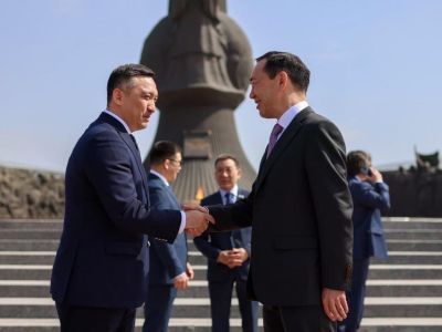 Глава Якутии возложил цветы к монументу защитникам Отечества в Астане